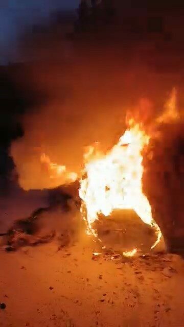 Bursa’da hareket halindeki otomobil, bir anda alev aldı. Vatandaşların seferber