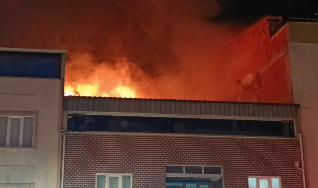 Bursa’nın İnegöl ilçesinde iki katlı evin çatısında çıkan yangın korku