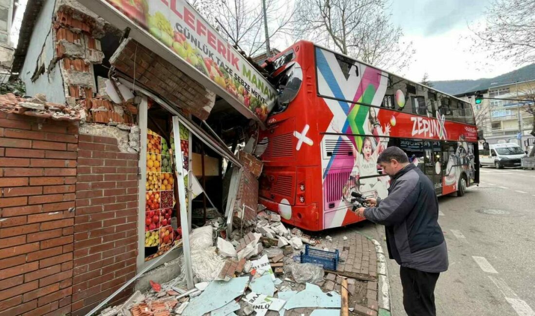 İmdat freni boşalan öğrenci otobüsü manava daldı… Bursa’da bir liseden öğrenci almak için yanaşan tur otobüsü, imdat