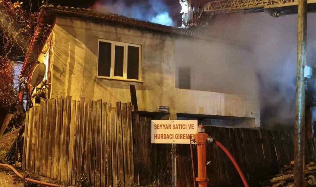 Bursa’nın İnegöl ilçesinde samanlıkta başlayan yangın, eve sıçradı. Yangın, gece