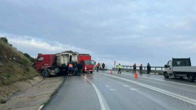 Bursa’nın İznik ilçesinde karşı istikametten gelen 2 kamyon kafa kafaya