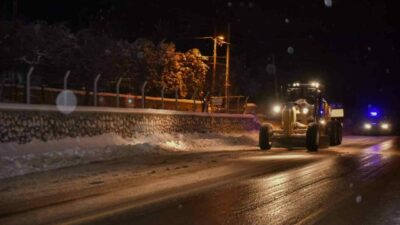 Bursa Büyükşehir Belediyesi, etkisini artıran kar yağışına rağmen kent genelinde