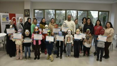 Karacabey Belediyesi’nce Ergün Koç Kültür Merkezi’nde gerçekleşen Anne-Çocuk Maske Boyama