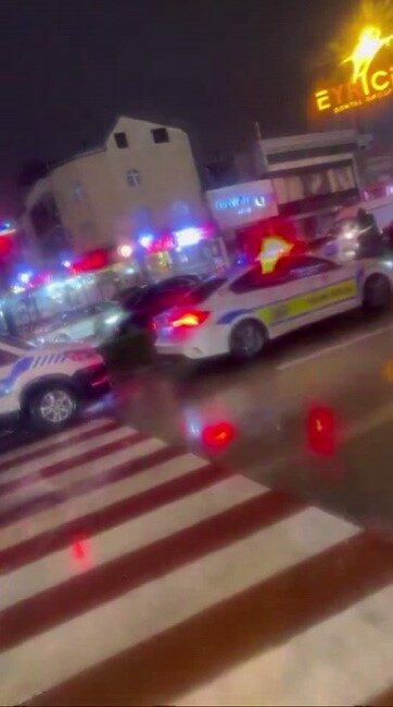 Bursa’da kaza yerine gelen polis, kendi oğlunun yaralı olduğunu görünce şok yaşadı Bursa’nın işlek noktalarından FSM Bulvarı’nda meydana gelen trafik kazasında iki