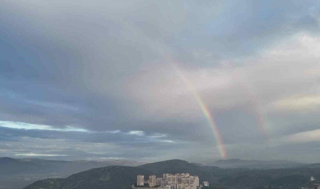 Kestel semalarında gökkuşağı oluştu Bursa’nın Kestel ilçesi semalarında, herhangi bir yağış olmamasına rağmen oluşan