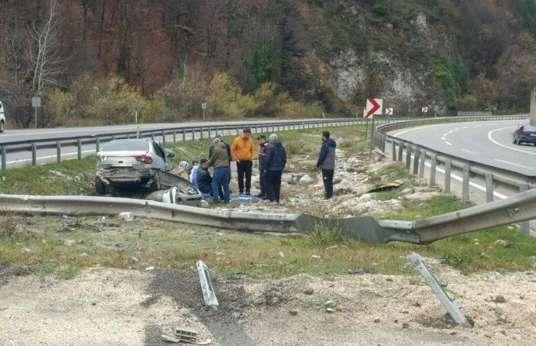 Kontrolden çıkan otomobil bariyerlere çarpıp refüje girdi; 2 kişi yaralı Bursa’nın İnegöl ilçesinde meydana gelen kazada kontrolden otomobil bariyerlere çarpıp
