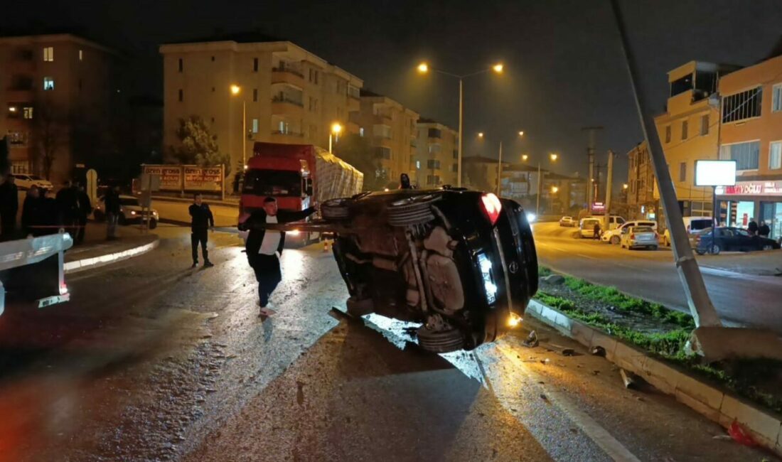 Bursa’nın İnegöl ilçesinde yağış nedeniyle kayganlaşan yolda kontrolden çıkan otomobilin