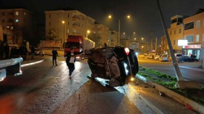 Bursa’nın İnegöl ilçesinde yağış nedeniyle kayganlaşan yolda kontrolden çıkan otomobilin
