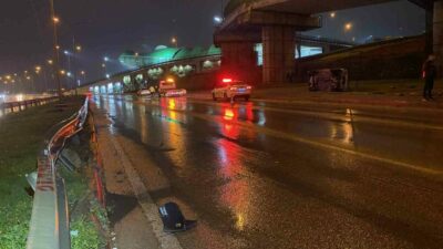 Bursa’nın Nilüfer ilçesinde meydana gelen trafik kazasında bir otomobil yağışlı