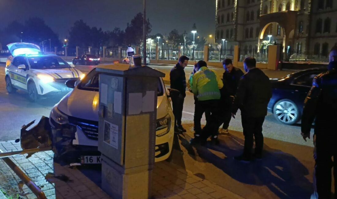 Kontrolü kaybedip trafik levhalarına çarptı: 1 yaralı Bursa’nın İnegöl ilçesinde bir aracın sıkıştırması sonucu direksiyon hakimiyeti kaybolan