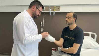 Yurt dışında kuşları için kümes yapmak isteyen kişinin parmağı, tırnak