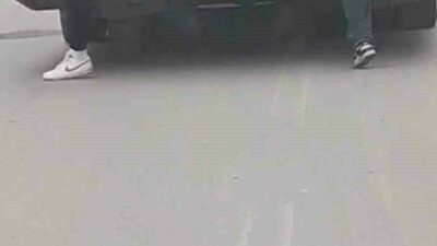 Bursa’nın Yıldırım ilçesinde seyir halindeki özel halk otobüsünün arkasına tutunan