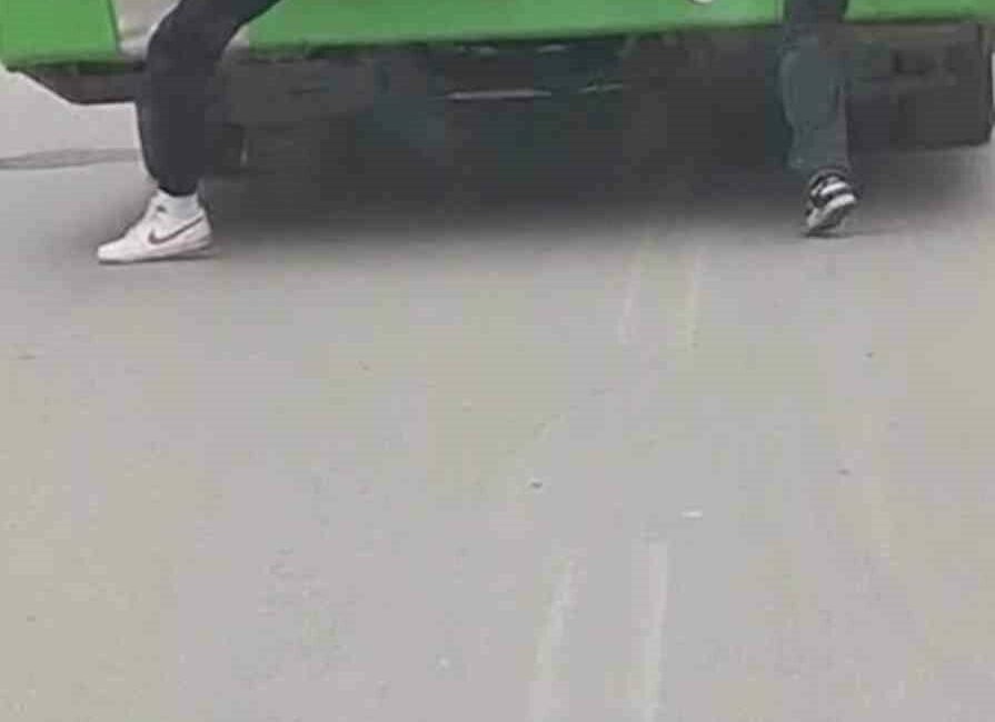 Bursa’nın Yıldırım ilçesinde seyir halindeki özel halk otobüsünün arkasına tutunan