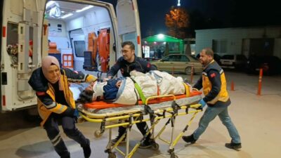 Bursa’nın İnegöl ilçesinde bir marketin yük asansöründe sıkışan genç işçi