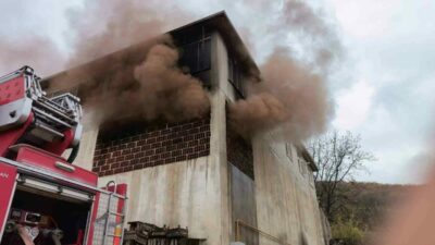 Bursa’nın İnegöl ilçesinde meyve kasalarının bulunduğu 2 katlı apartmanın, 1’inci