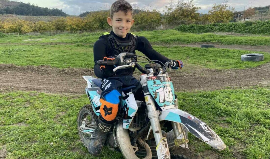 Minik motokrosçu Poyraz Kalender sezonu şampiyonlukla tamamladı Türkiye Motokros Şampiyonası’nın 2025 sezon finali Hayrabolu’da yapılırken, 50cc Mini