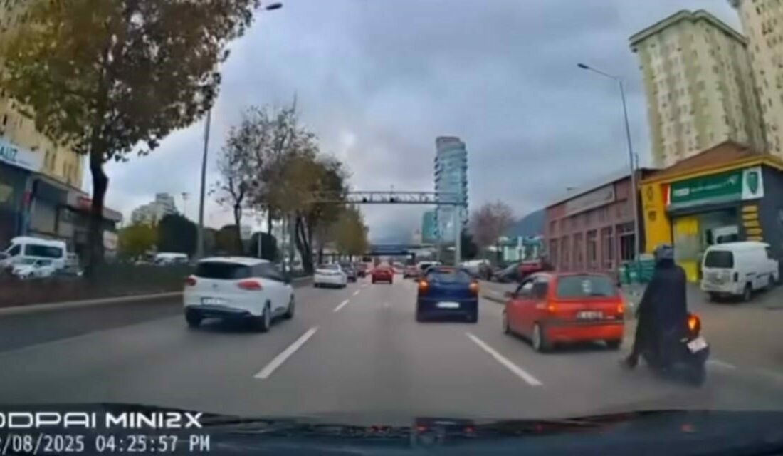 Motorcunun ölümden döndüğü anlar kamerada Bursa’da seyir halindeki motosikletli sürücü önündeki araca çarpmamak için ani