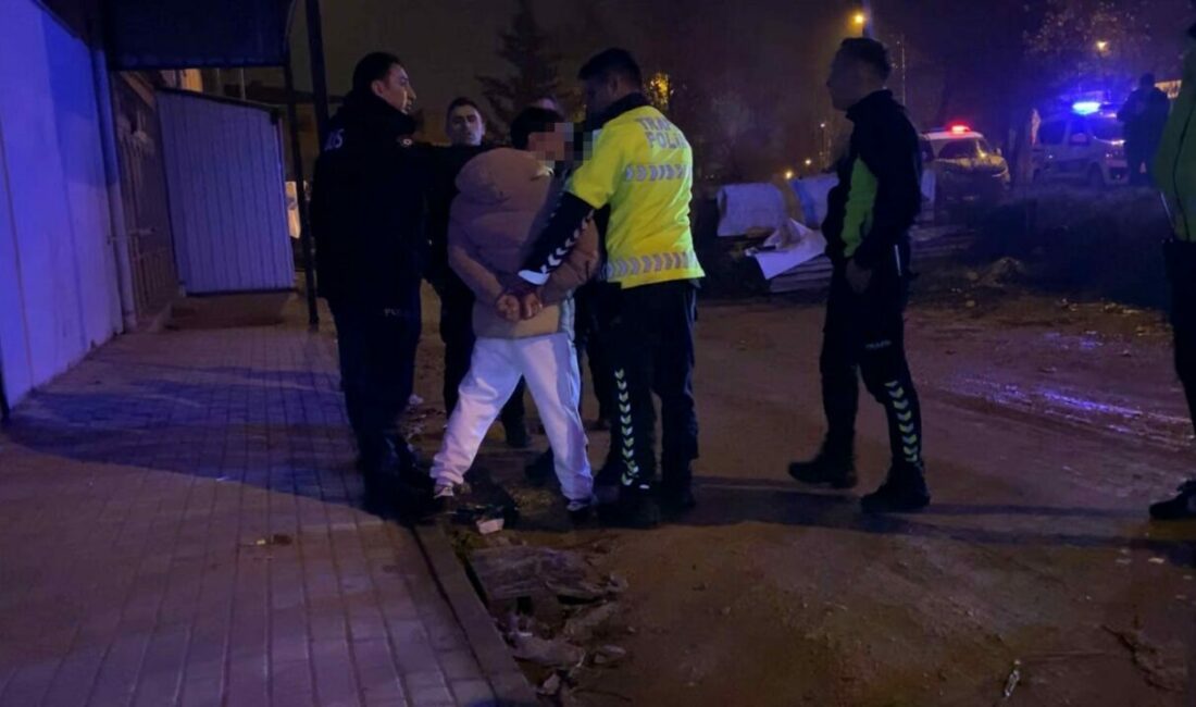 Bursa’nın İnegöl ilçesinde trafik polislerinin durdurduğu alkollü sürücü ve arkadaşı