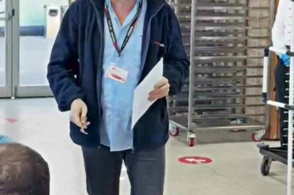 Mudanya yazaki işçilerinden MESS’in düşük zam teklifine çatal-kaşıklı protesto Bursa’nın Mudanya ilçesindeki Yazaki fabrikasında çalışan metal işçileri, Türk Metal