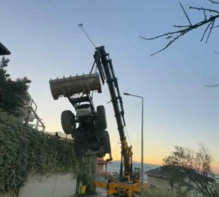 Mudanya’da kepçenin vinçten düştüğü anlar kameraya yansıdı Bursa’da vinçten düşerek maddi hasar gören iş makinesinin düşme anına