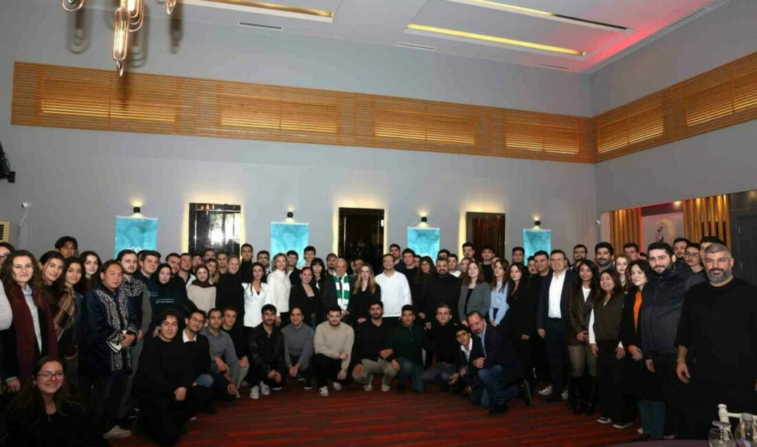 Üniversite öğrenci topluluklarıyla bir araya gelen Nilüfer Belediye Başkanı Şadi