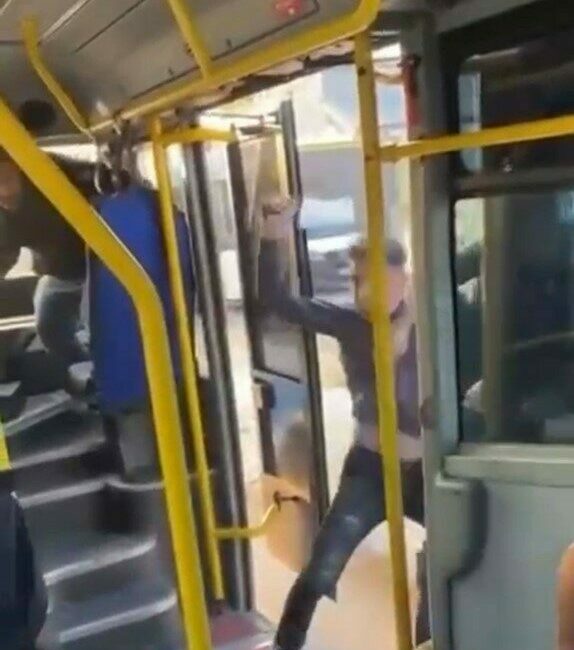 Bursa’nın Nilüfer ilçesinde otobüste tartışmaya başlayan tartışma kavgaya dönünce, taraflardan