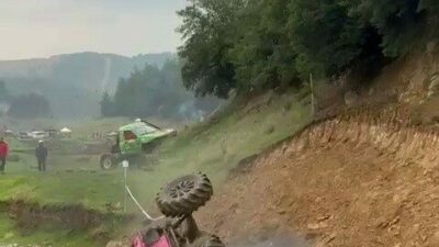 Bursa’da düzenlenen off-road yarışında bir sürücü kontrolden çıkan araçla takla
