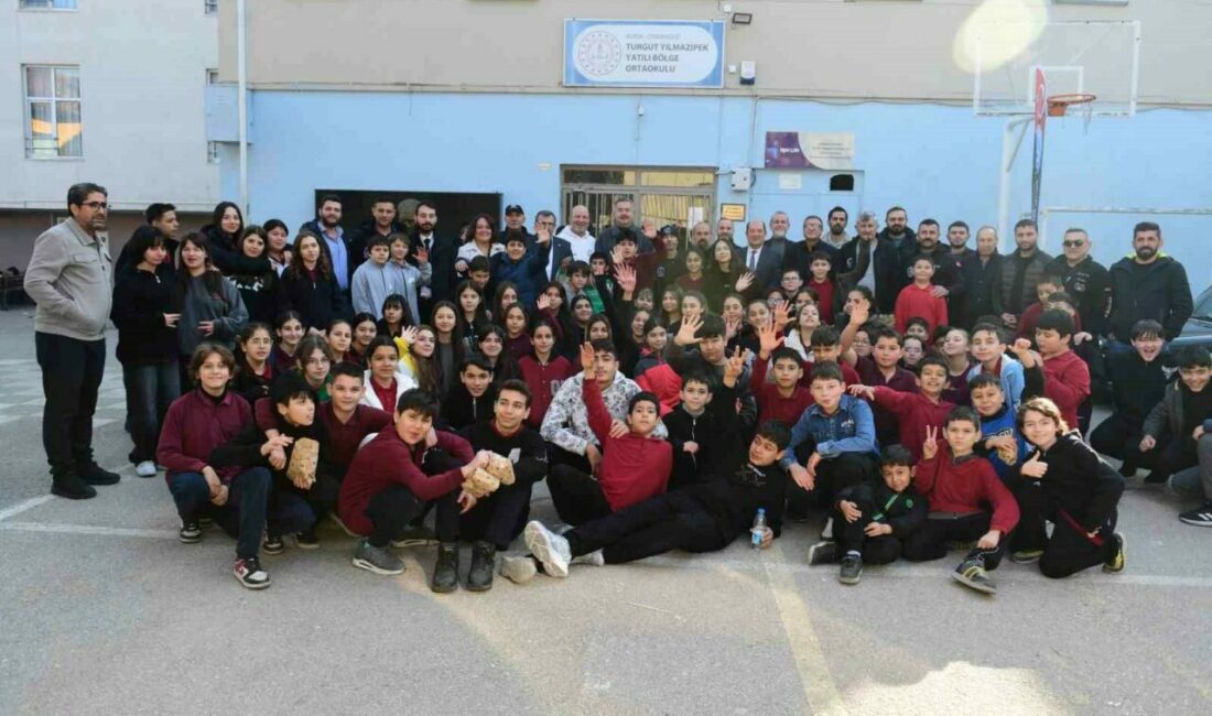 Osmangazi Belediyesi, Turgut Yılmazipek Yatılı Bölge Ortaokulu’ndaki öğrenciler için mont,