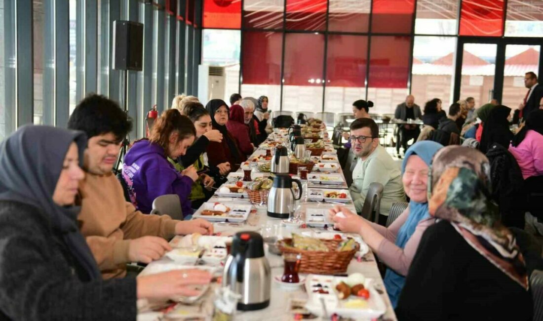 Osmangazi’de engelli bireyler ve aileleri kahvaltıda buluştu Toplumsal farkındalığı artırarak engelli bireylerin yaşamını kolaylaştırma amacıyla çalışmalarını yoğun