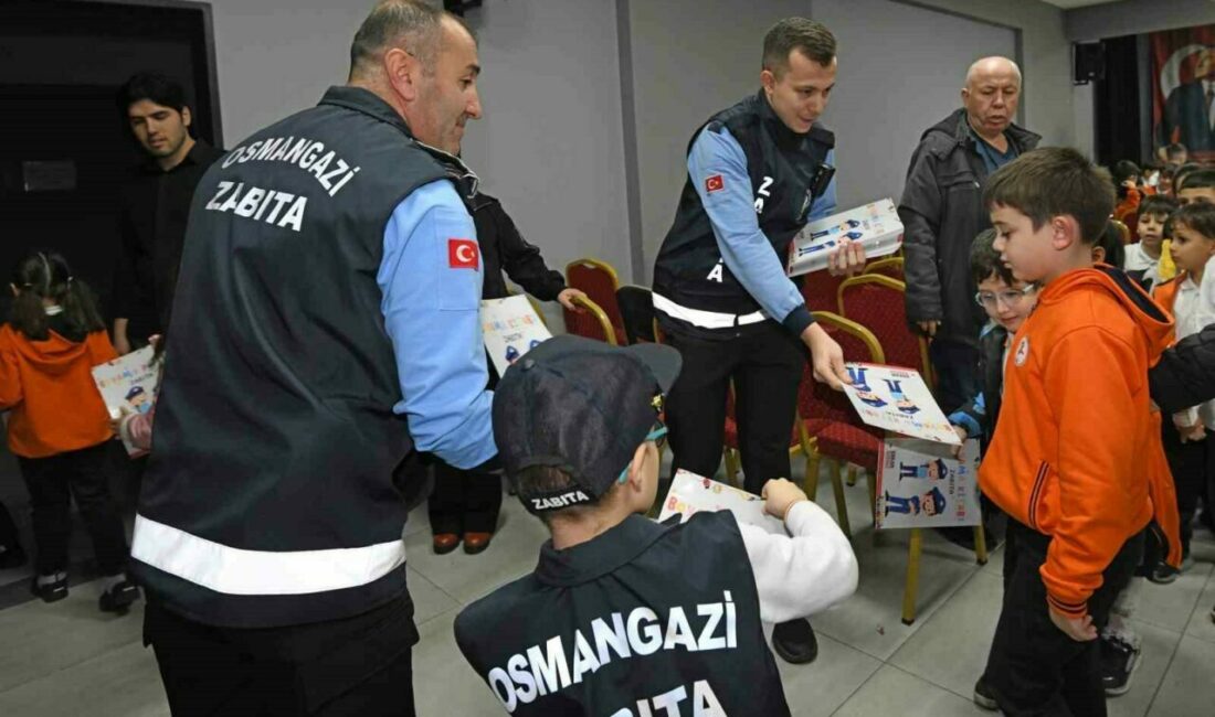 Osmangazi’de minikler zabıtanın görevlerini öğrendi Eğitim faaliyetlerini hız kesmeden sürdüren Osmangazi Belediyesi, öğrenciler için hem