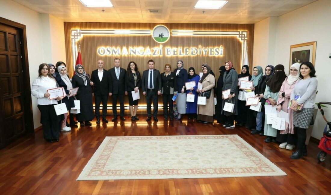 Osmangazili kadınlar geleceğe artık umutla bakıyor Kimi 30 yaşında kimi 70 yaşında. Kimi, kitap yazmak, kimi