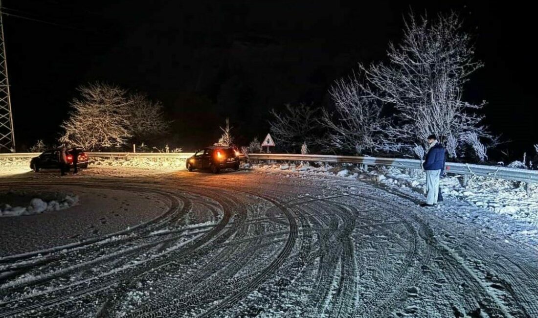 Bursa’nın İnegöl ilçesinde Oylat Kaplıcaları yolu, yoğun kar yağışı nedeniyle