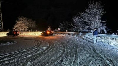 Bursa’nın İnegöl ilçesinde Oylat Kaplıcaları yolu, yoğun kar yağışı nedeniyle