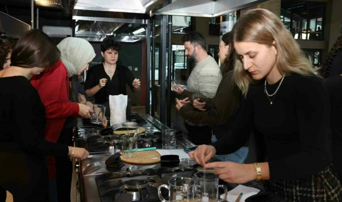 Nilüfer Belediyesi Pancar Deposu’nda sanatçı Nergiz Yeşil’in yürütücülüğünde düzenlenen Biyoplastik