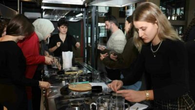 Nilüfer Belediyesi Pancar Deposu’nda sanatçı Nergiz Yeşil’in yürütücülüğünde düzenlenen Biyoplastik