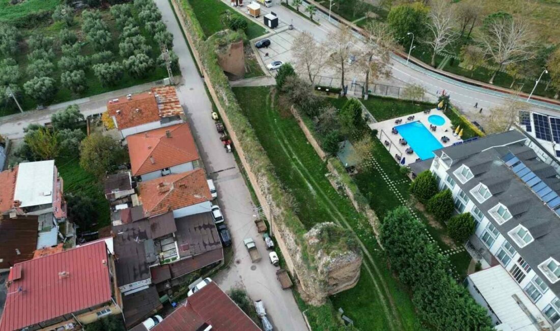 Papa ziyaret etti, sit alanındaki arsalar değerlendi Papa 14. Leo’nun ziyareti sonrası İznik’te 2 bin 200 yıllık