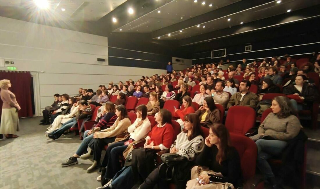 Pelin Esmer, yeni filmiyle Nilüfer’de sinemaseverlerle buluştu Nilüfer Belediyesi’nin düzenlediği “Bir Yönetmen Bir Söyleşi” etkinliğinin bu ayki