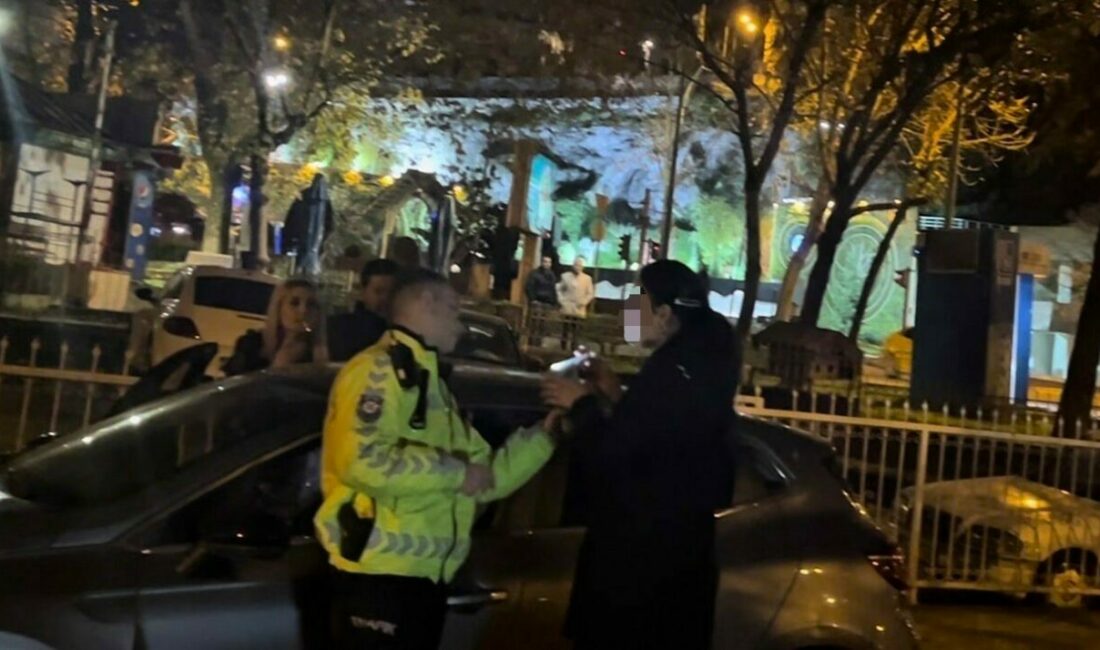 Polislerin sabır sınavı: 1.96 promil alkollü sürücü uygulama noktasını birbirine kattı, polislere hakaret etti Bursa’da trafik uygulamasında 1.96 promil alkollü çıkan kadın sürücü, polislere