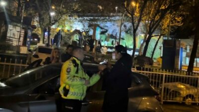 Bursa’da trafik uygulamasında 1.96 promil alkollü çıkan kadın sürücü, polislere