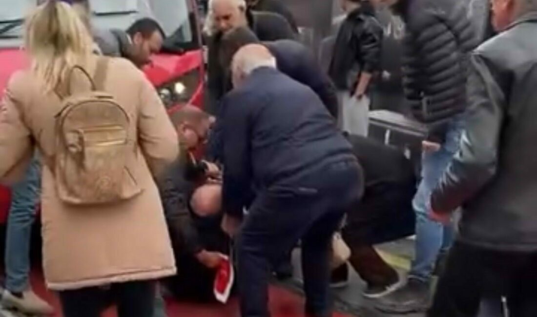 Bursa’nın Osmangazi ilçesinde meydana gelen kazada, seyir halindeki tramvayın çarptığı