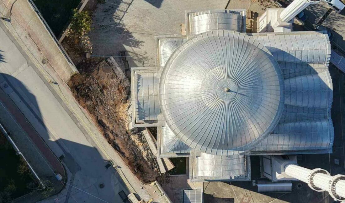 Sabah yürüyüşünde yolun kaydığını farkeden yaşlı kadın 31 öğrencinin hayatını kurtardı Bursa’nın Nilüfer ilçesinde sabah yürüyüşe çıkan bir yaşlı kadının “kayıyor”