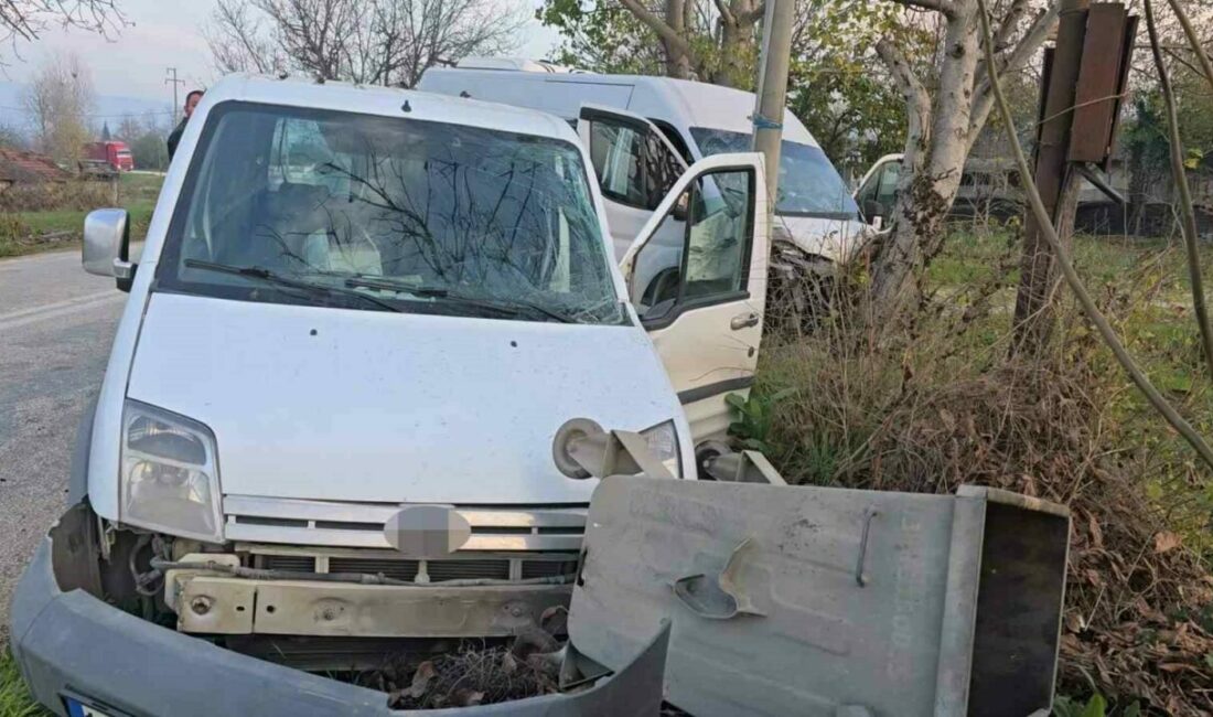 Servis minibüsü hafif ticari araçla çarpıştı: 11 yaralı Bursa’nın İnegöl ilçesinde servis minibüsü ile hafif ticari aracın çarpıştığı