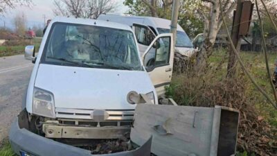 Bursa’nın İnegöl ilçesinde servis minibüsü ile hafif ticari aracın çarpıştığı