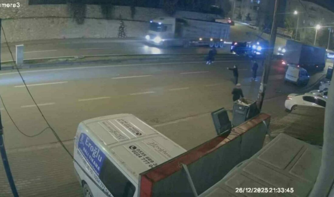 Takla atıp direğe çarpan otomobilin kaza anı kamerada: 3 yaralı BURSA (İHA) – Bursa’nın İnegöl ilçesinde yağış nedeniyle kayganlaşan yolda