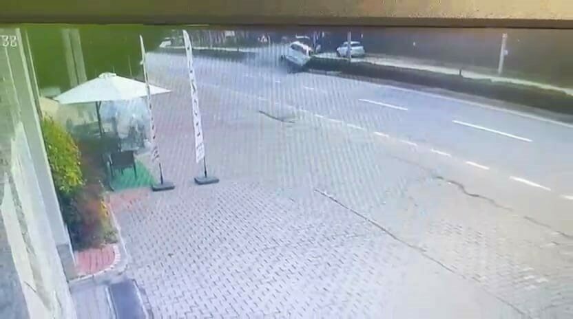 Taklalar atan otomobilden burnu kanamadan çıktı Bursa’nın İnegöl ilçesinde kontrolden çıkan otomobil, refüje çarpıp takla atarak