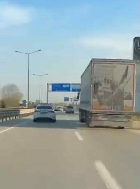 Tehlike saçan tır şoförünü silah doğrultup durdurdular Bursa’nın İnegöl ilçesinde dur ihtarına uymayan TIR’ın sürücüsü bölge trafik