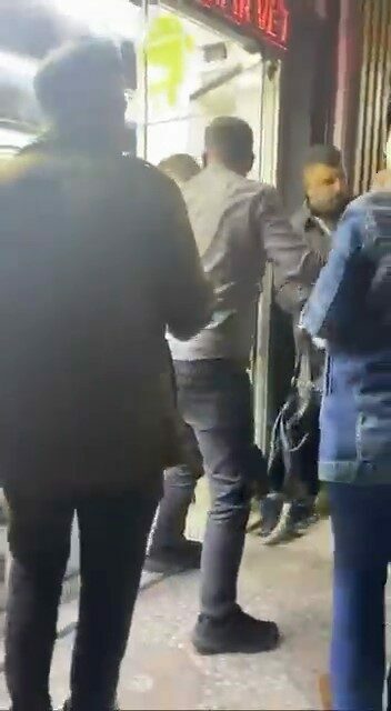 Telefoncuda çıkan tartışmaya çevre esnaf müdahale etti Bursa’da bir telefoncu dükkanında vatandaş ile esnaf arasında yaşanan tartışma