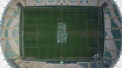 Bursa Atatürk Spor Kompleksi Matlı Stadyumu’nda zemine konulan yüzlerce imzalı