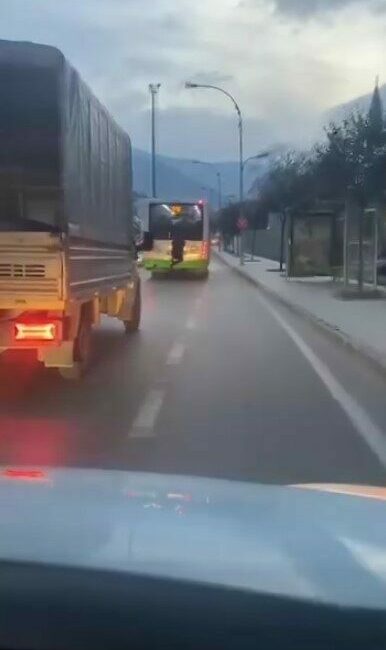 Trafikte tehlikeli anlar Bursa’nın Nilüfer ilçesinde şehir içi trafiğin ne kadar riskli olabileceğini