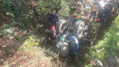 Bursa’nın Orhangazi ilçesinde köprüden dere yatağına uçan traktörde sıkışan yaşlı